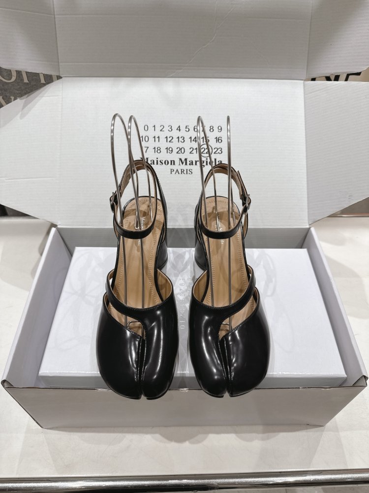 Shoes leather women's Tabi from bifurcated the toe