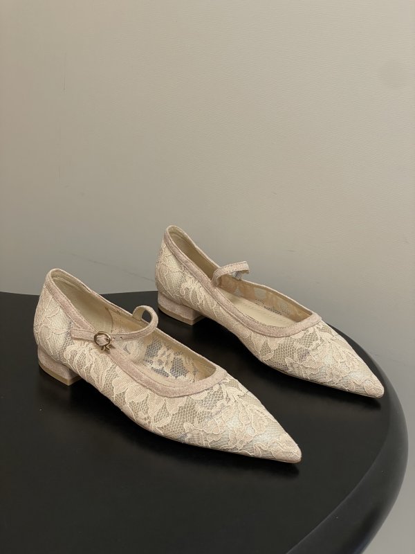 Shoes lace from sharp the toe
