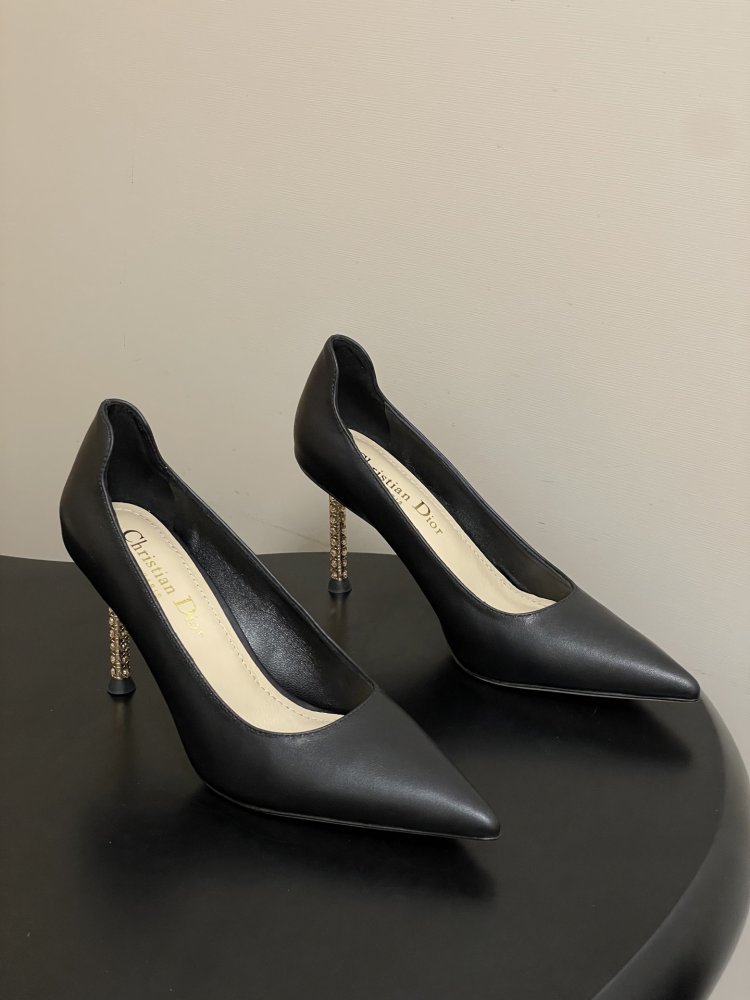 Shoes boats of skin from sharp the toe