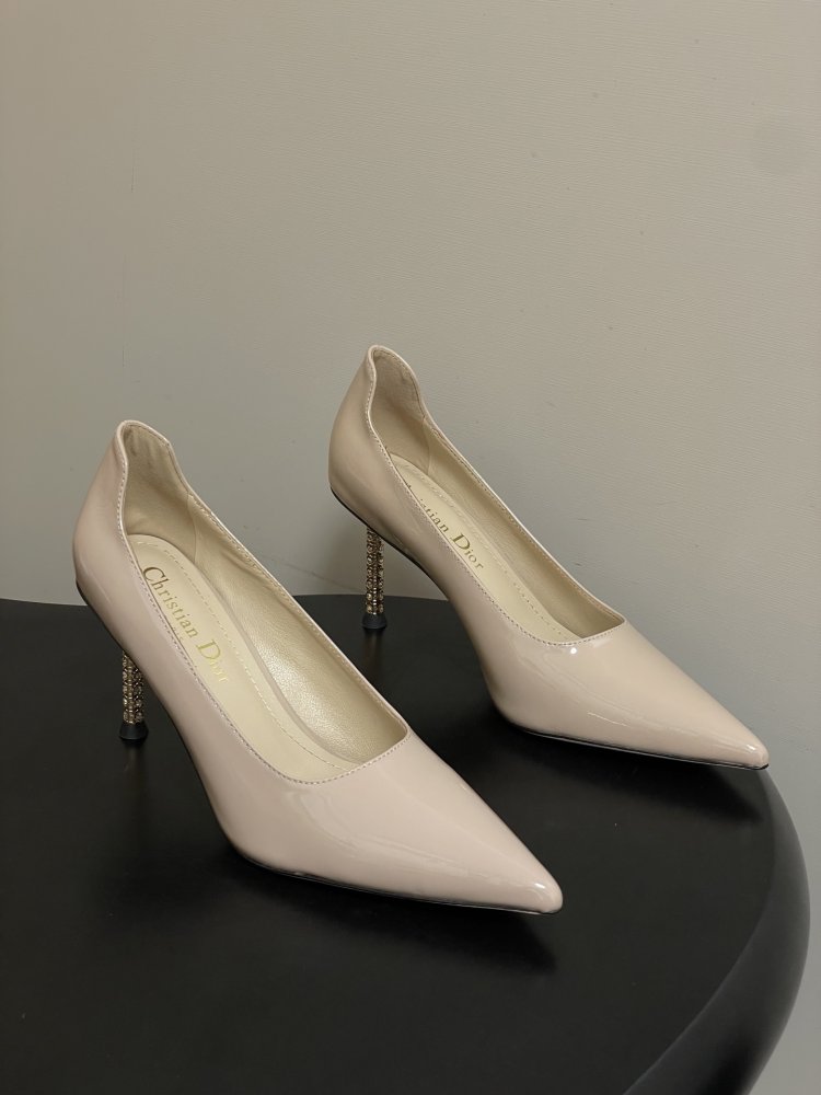 Shoes boats of lacquered skin from sharp the toe
