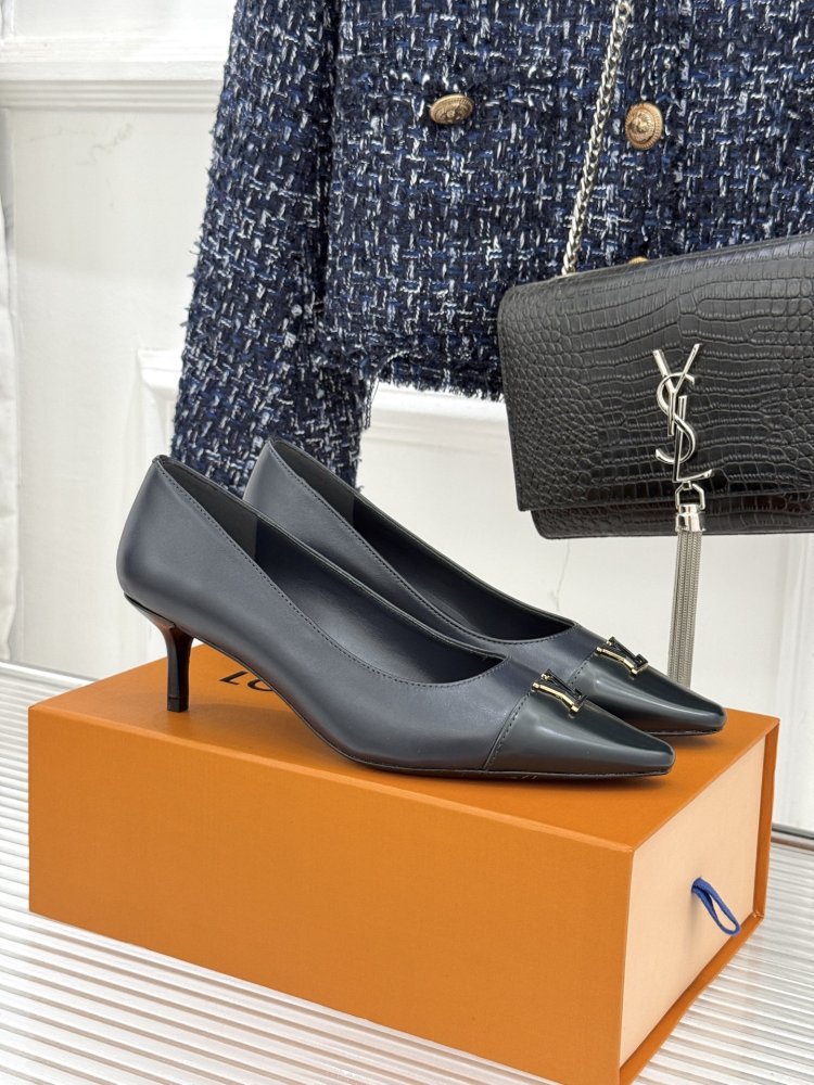 Туфли лодочки кожаные на kitten heel