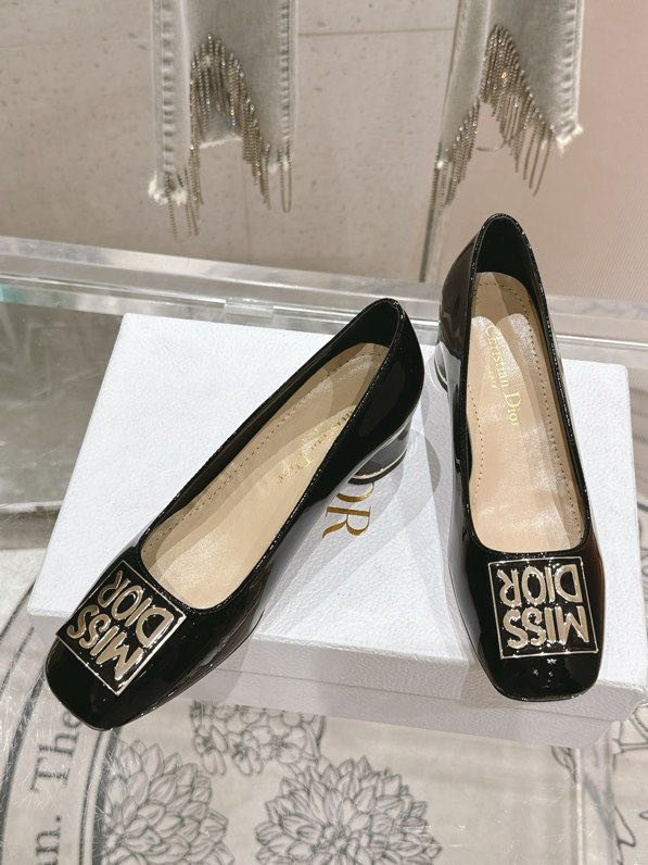 Shoes boats on блочном heel from square the toe