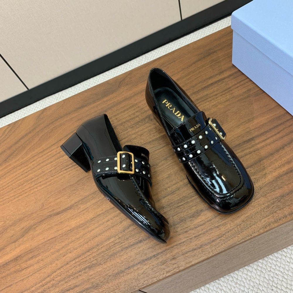 Shoes boats on low блочном heel