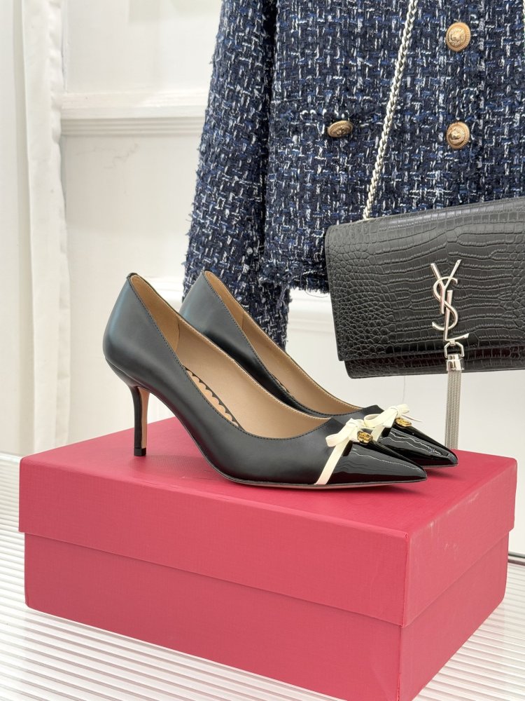 Shoes boats on stud from bow and лаковым Cape