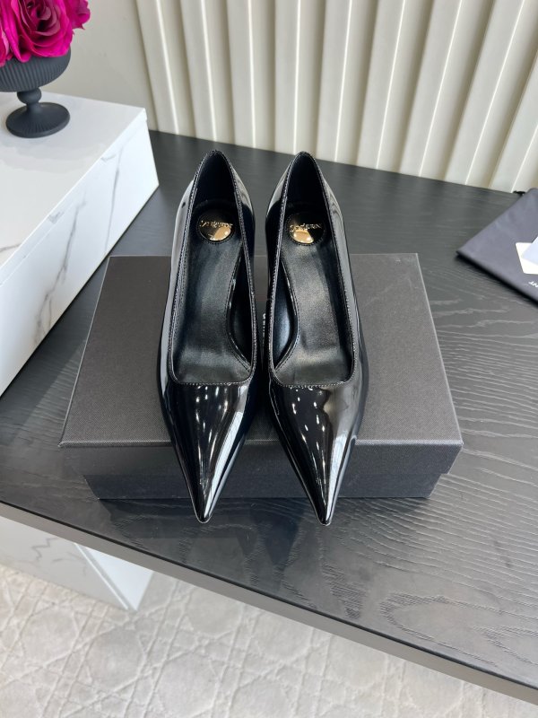 Shoes boats on stud