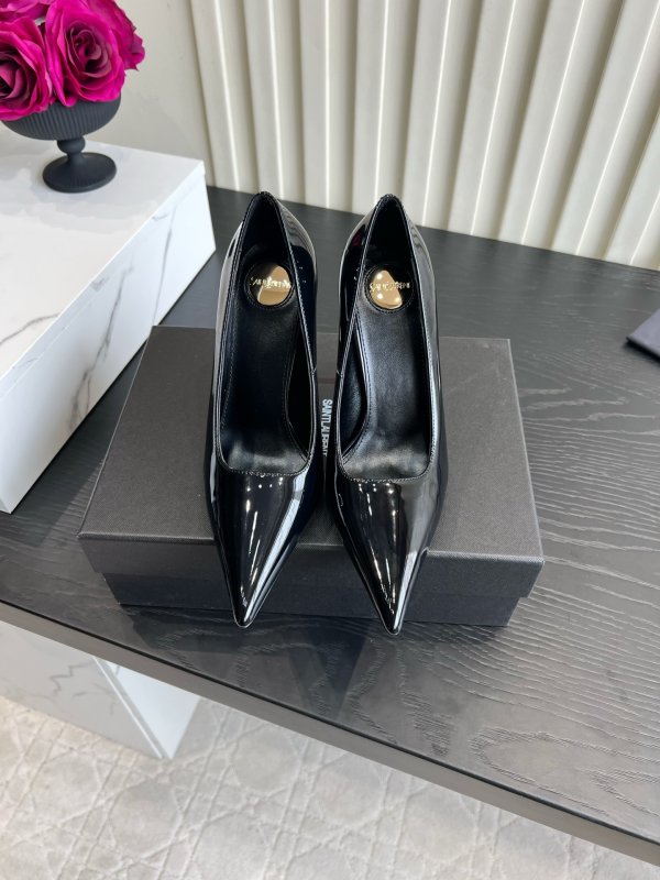 Shoes boats on stud