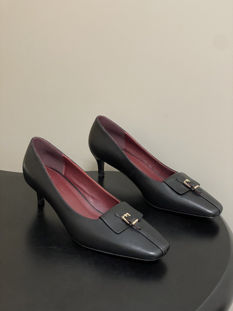 Shoes boats on secondary heel from square the toe and golden buckle