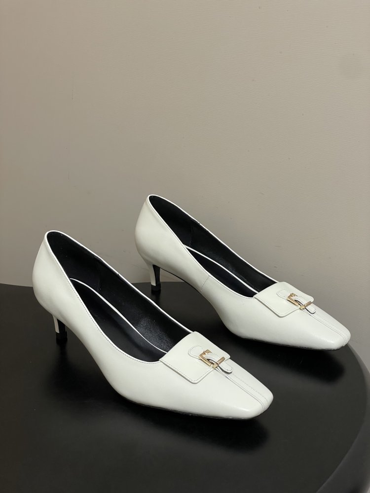 Shoes boats on secondary heel from square the toe and golden buckle
