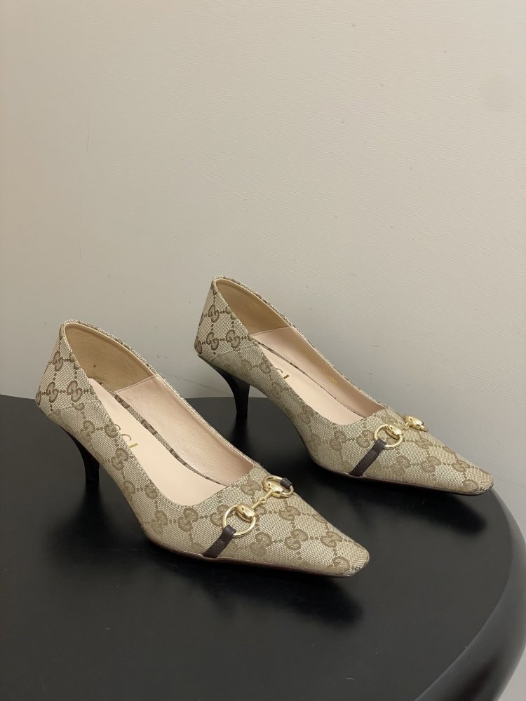 Shoes boats on secondary heel from square the toe