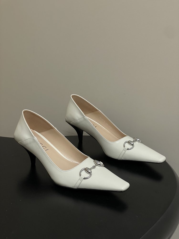 Shoes boats on secondary heel from square the toe