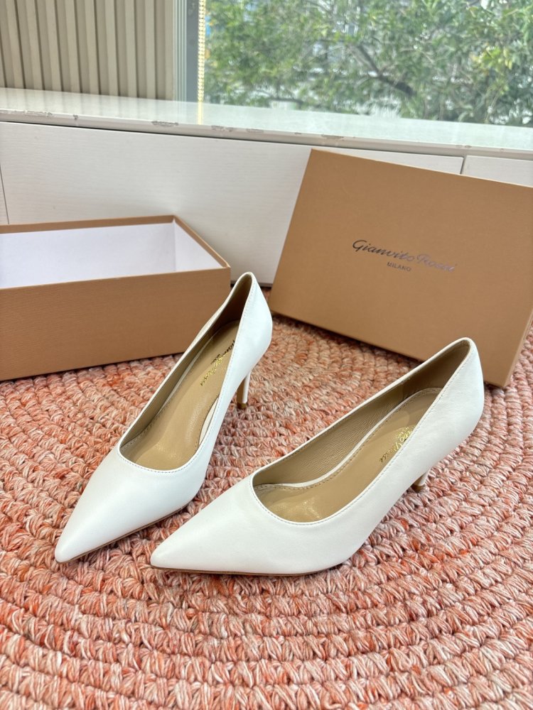 Shoes boats on secondary heel from sharp the toe