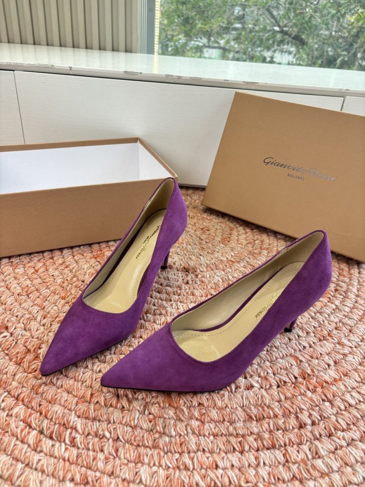 Shoes boats on secondary heel from sharp the toe