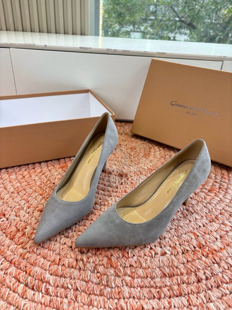 Shoes boats on secondary heel from sharp the toe