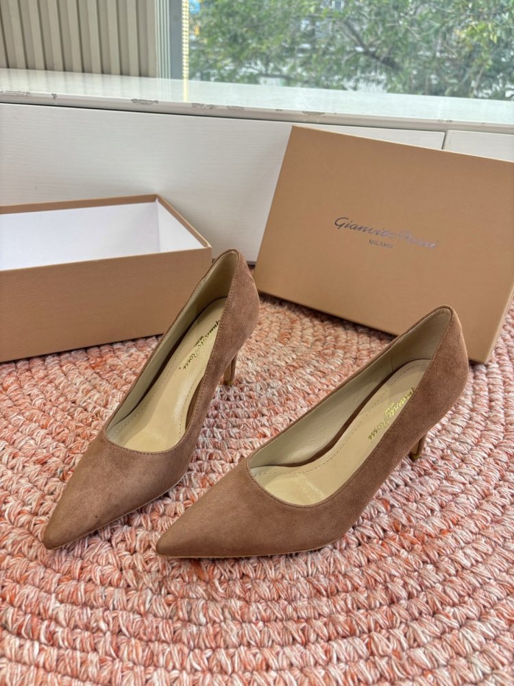 Shoes boats on secondary heel from sharp the toe