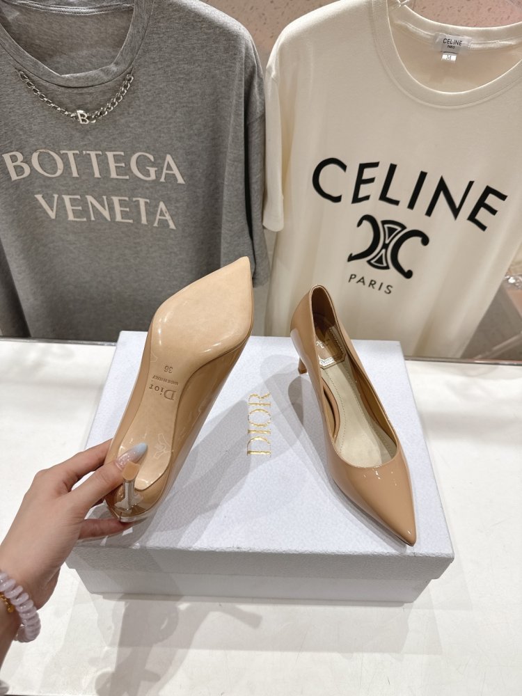 Туфлі човники на середньому підборах фото 9