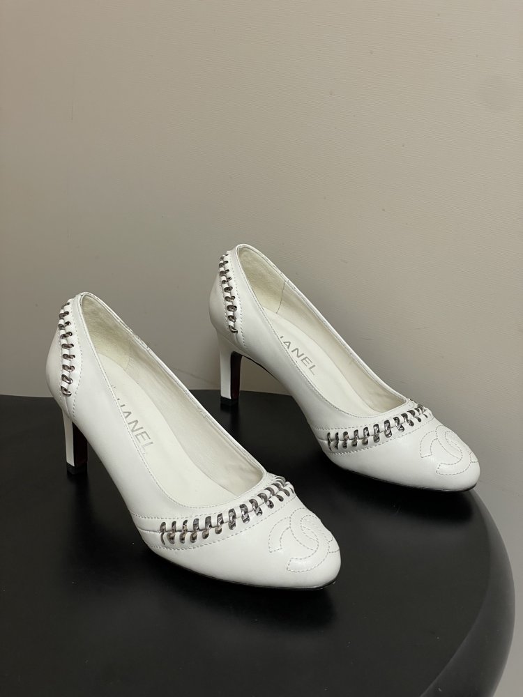 Shoes boats on high heel of white skin from silver chain by канту