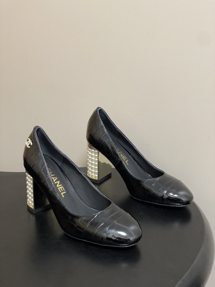 Shoes boats from embossed under crocodile