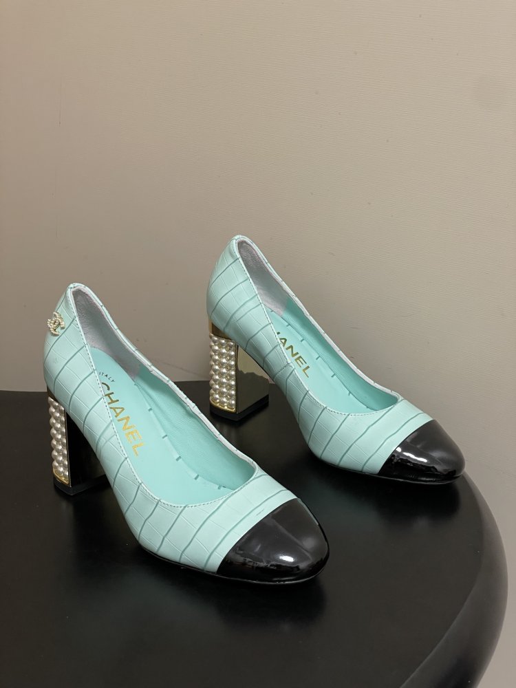 Shoes boats from embossed under crocodile