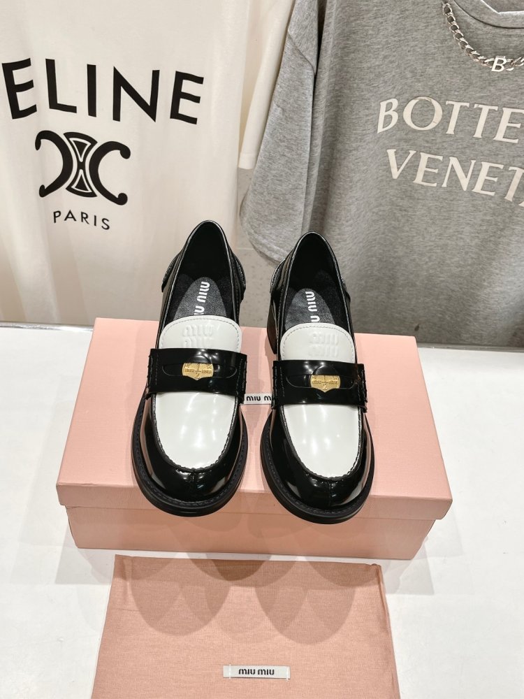 Туфли лоферы кожаные женские