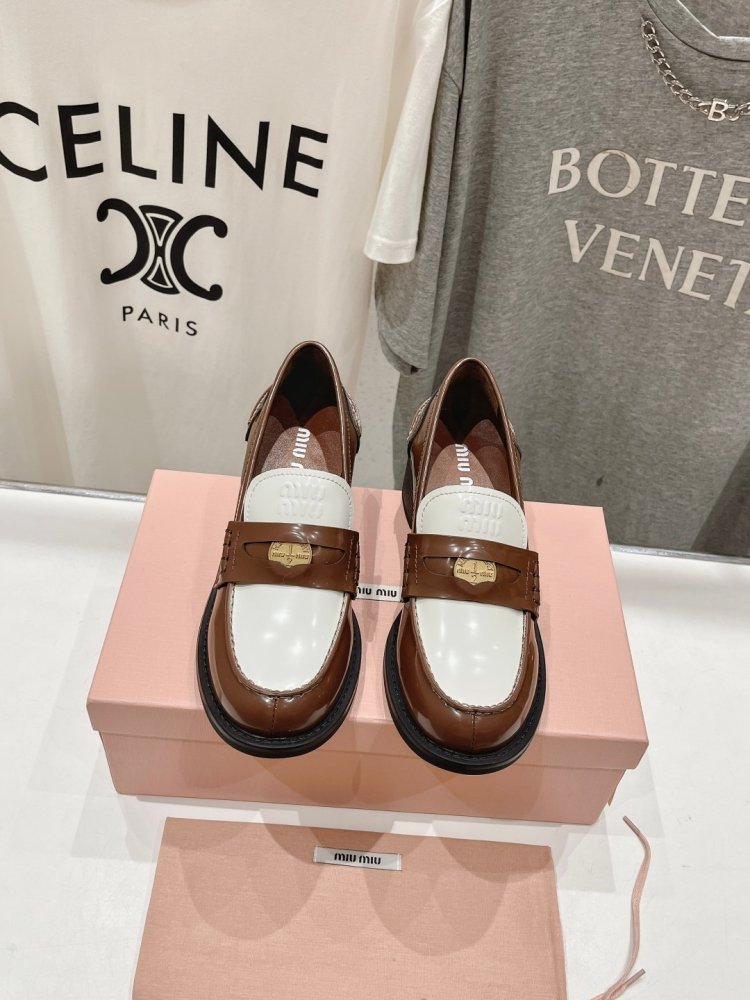 Туфли лоферы кожаные женские