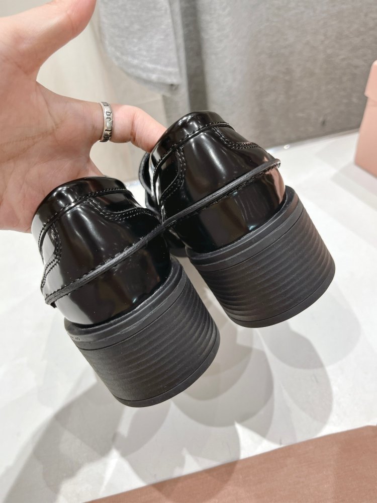 Туфли лоферы кожаные женские фото 6