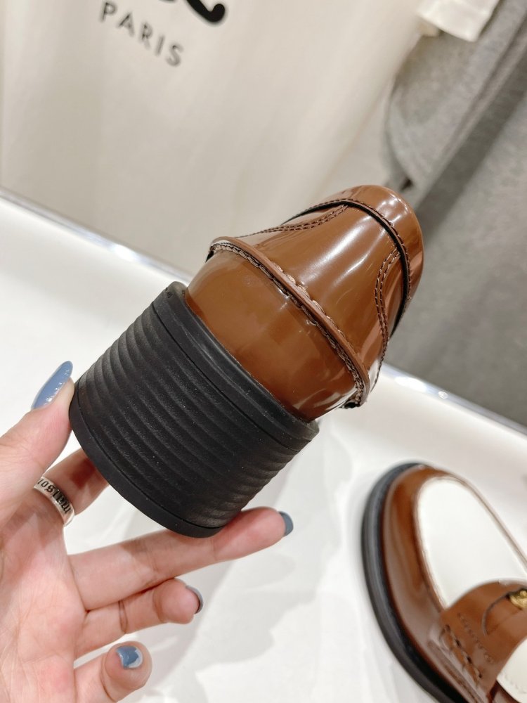 Туфли лоферы кожаные женские фото 6