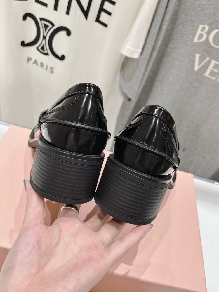 Туфли лоферы кожаные женские фото 6