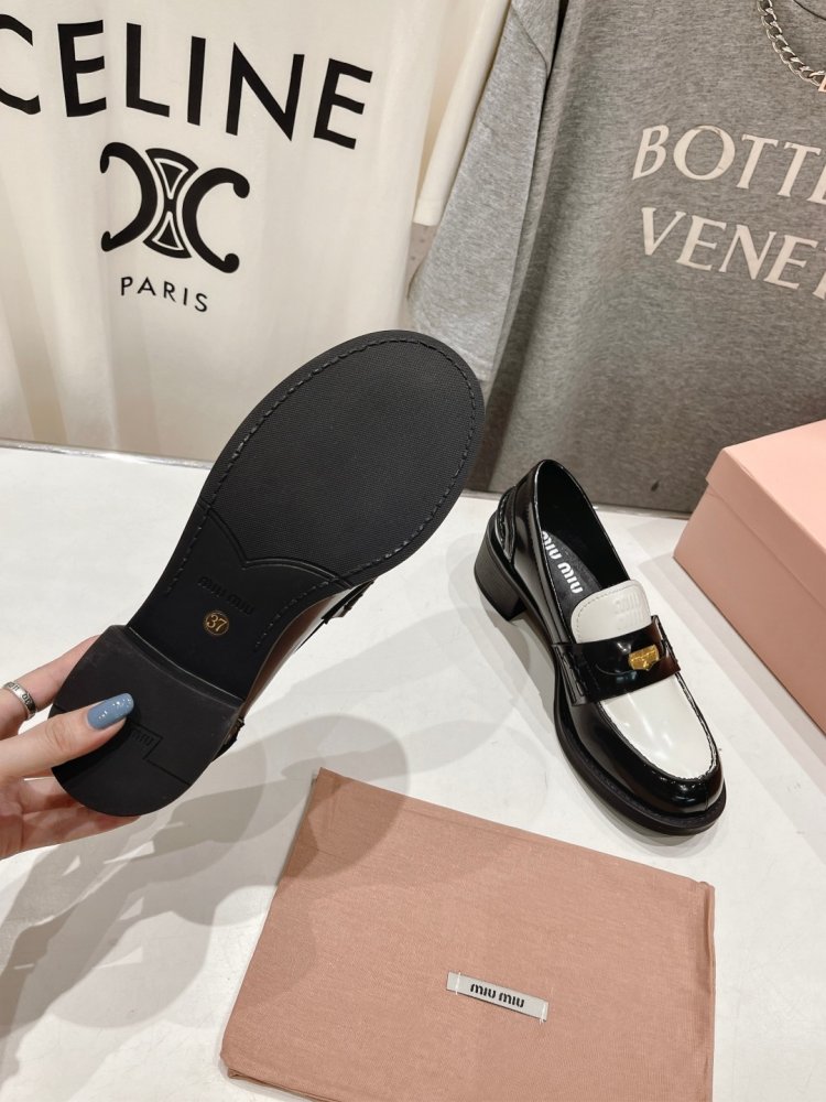 Туфли лоферы кожаные женские фото 9