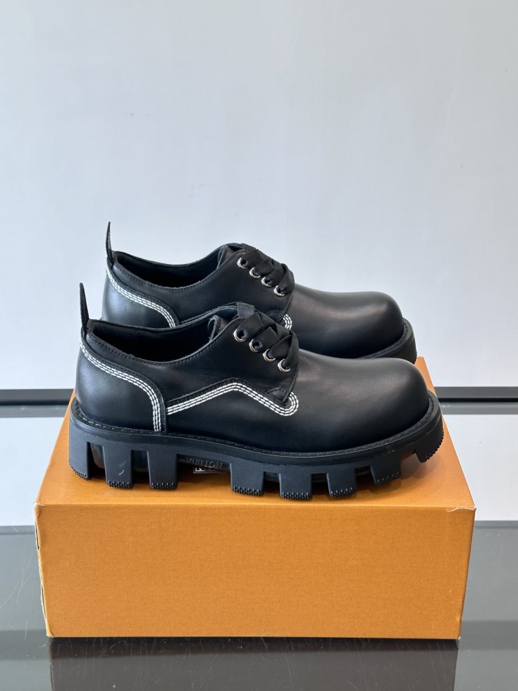 Туфли мужские замшевые на шнуровке на массивной подошве