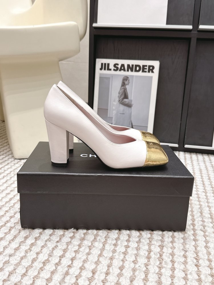 Shoes on блочном heel from square the toe