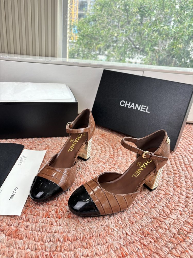 Shoes on блочном heel from embossed under crocodile