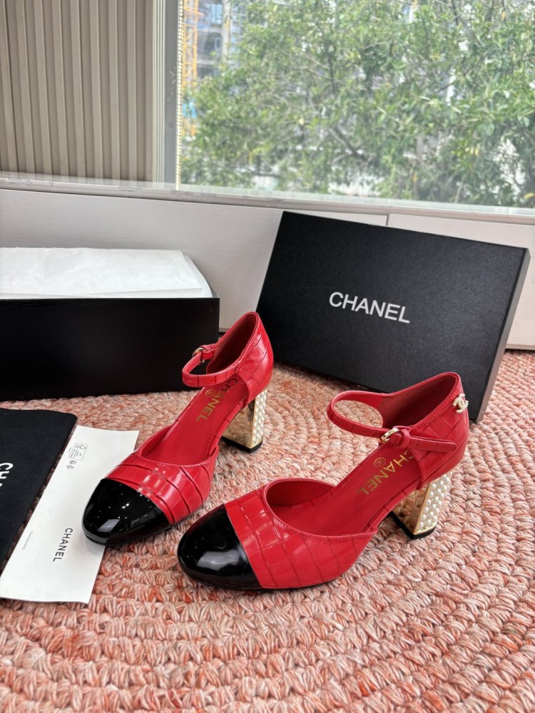 Shoes on блочном heel from embossed under crocodile