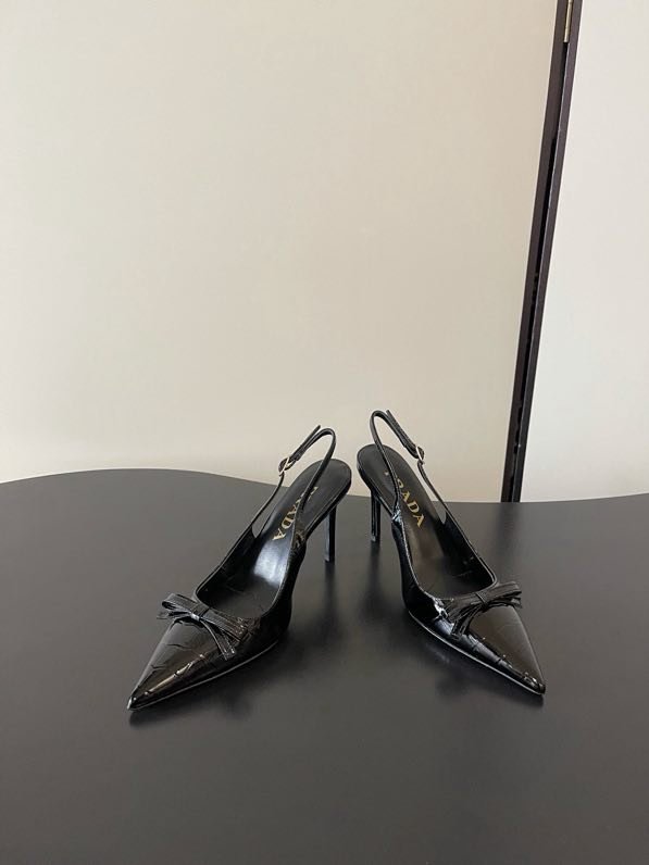 Туфлі на підборах з гострим носком