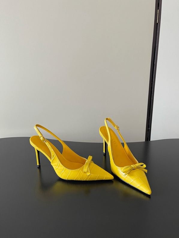 Туфлі на підборах з гострим носком