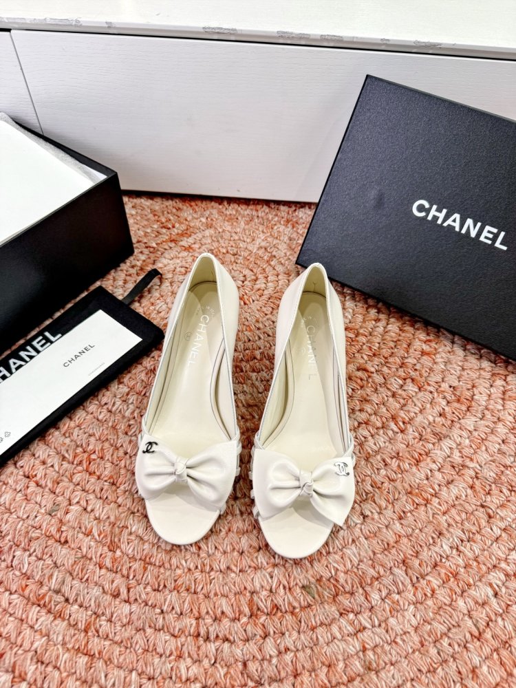 Shoes on heel from open the toe