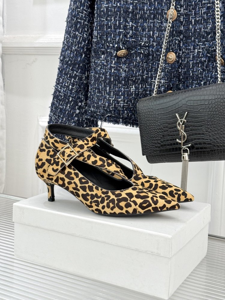 Туфли на kitten heel с перекрёстными ремешками и золотой пряжкой