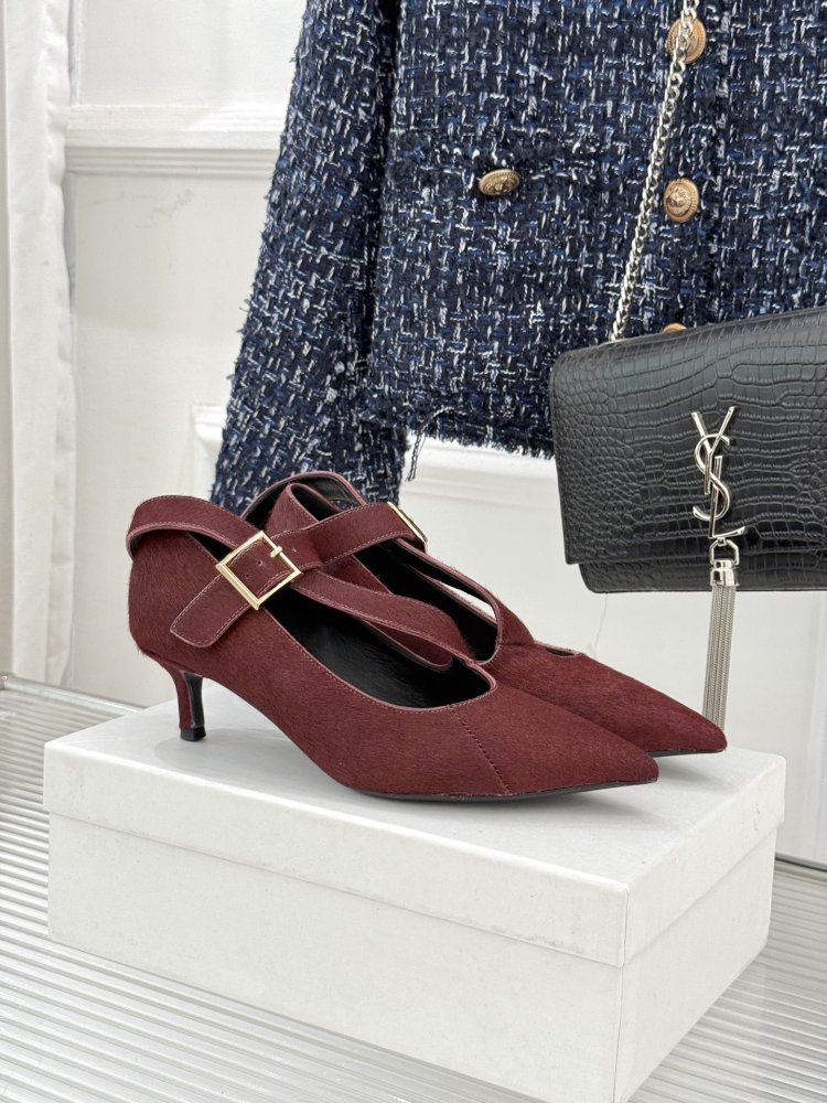 Shoes on kitten heel from перекрёстными thongs and gold buckle