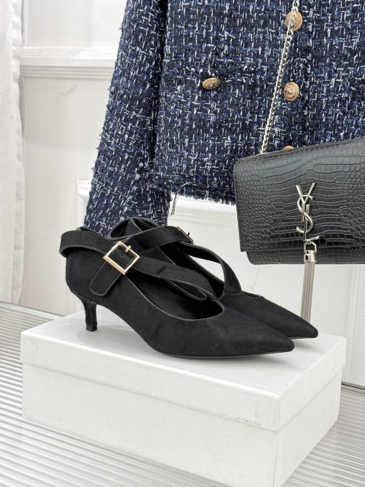 Туфли на kitten heel с перекрёстными ремешками и золотой пряжкой