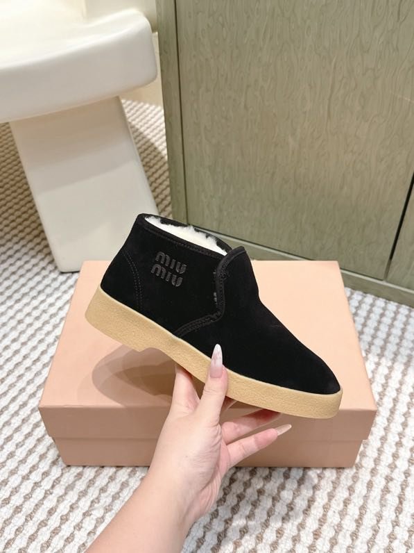 Shoes on fur winter фото 2