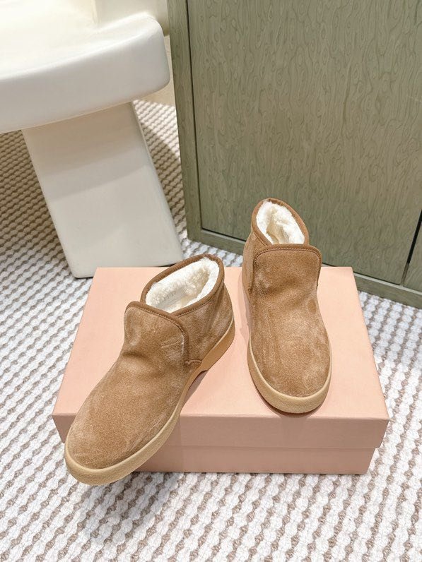 Shoes on fur winter фото 2