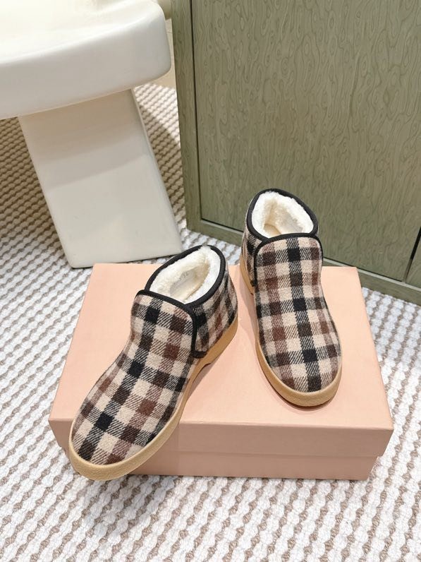 Shoes on fur winter фото 3