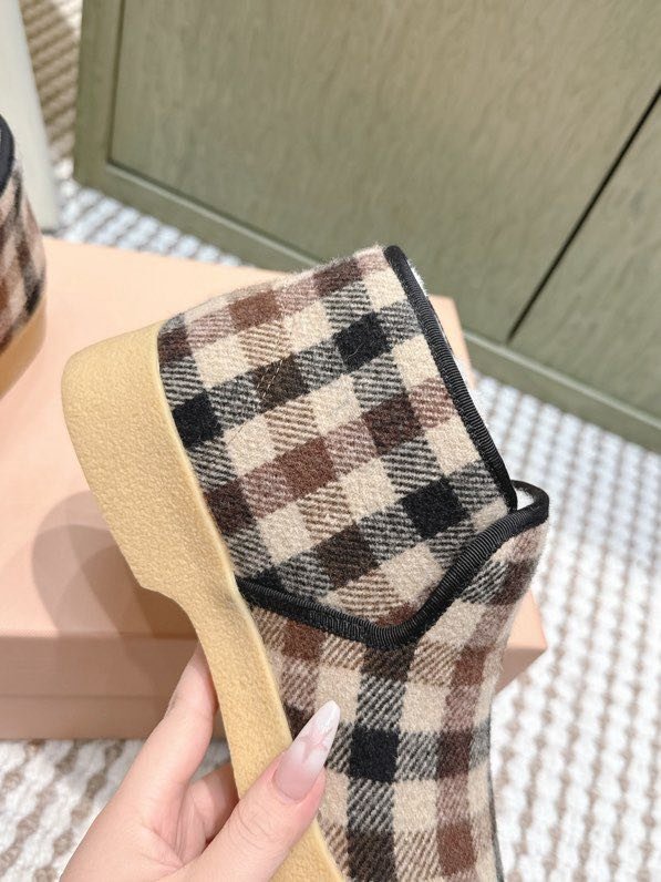 Shoes on fur winter фото 9