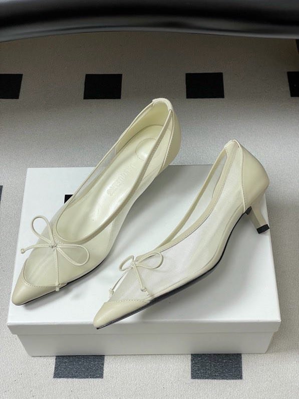 Туфли на низком каблуке