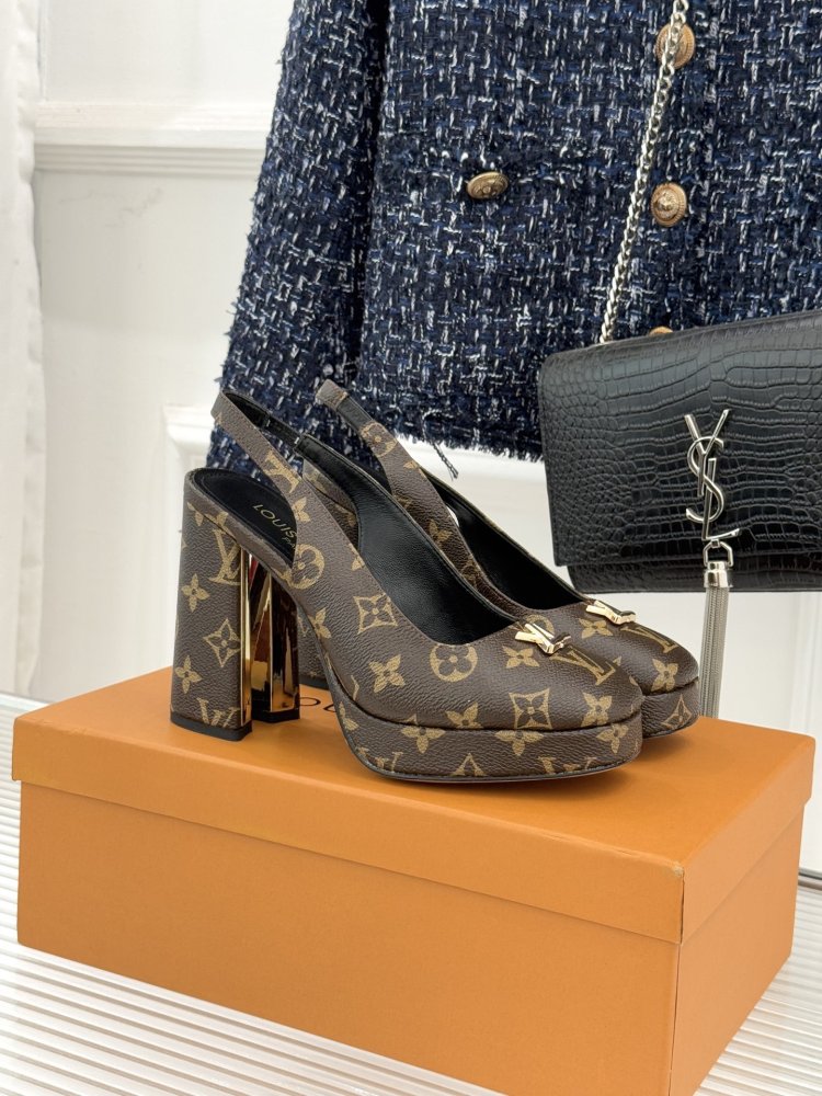 Shoes on platform from high блочным heel and монограммным print
