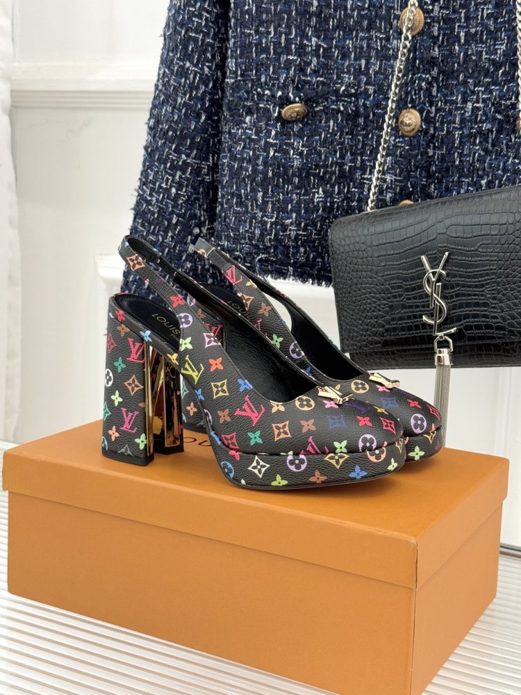 Shoes on platform from high блочным heel and монограммным print