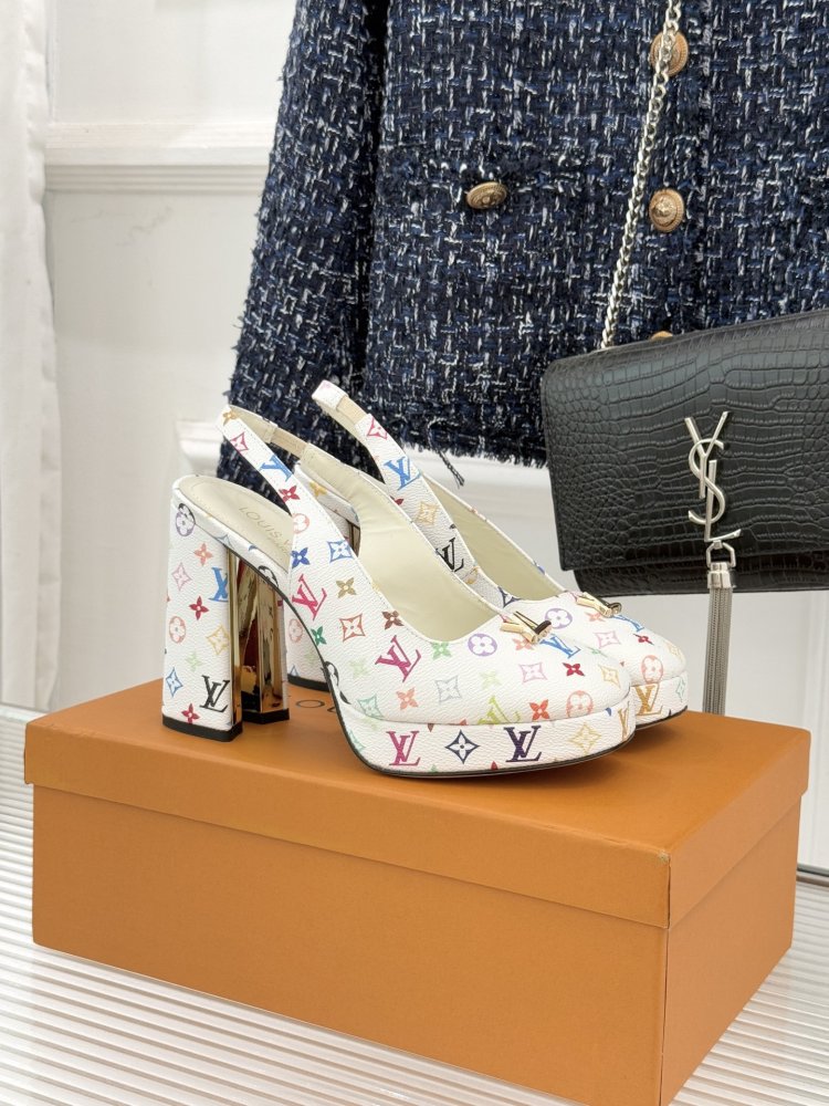 Shoes on platform from high блочным heel and монограммным print