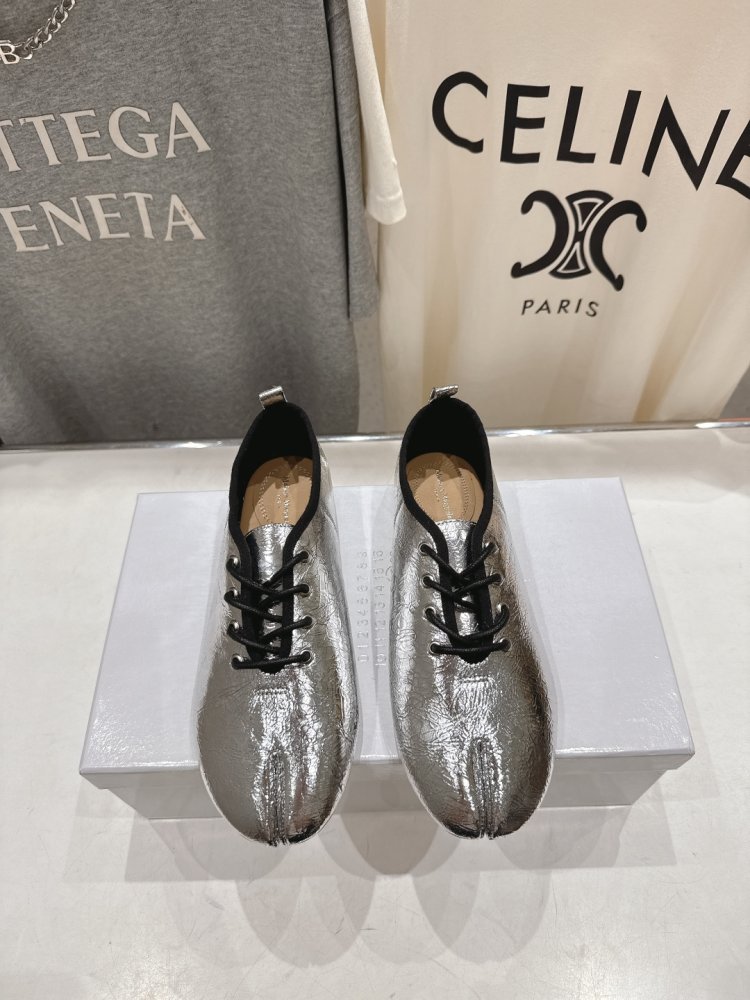 Туфли на шнуровке с раздвоенным носком