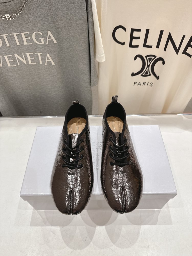 Туфли на шнуровке с раздвоенным носком