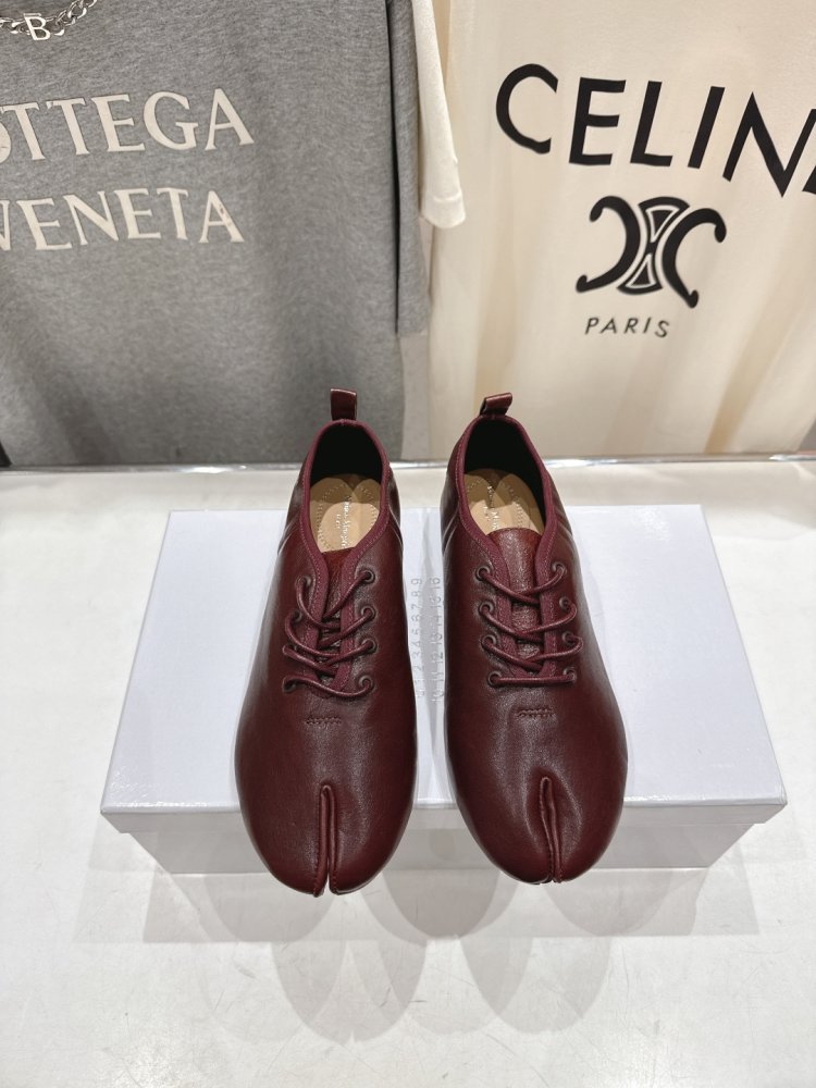 Туфли на шнуровке с раздвоенным носком