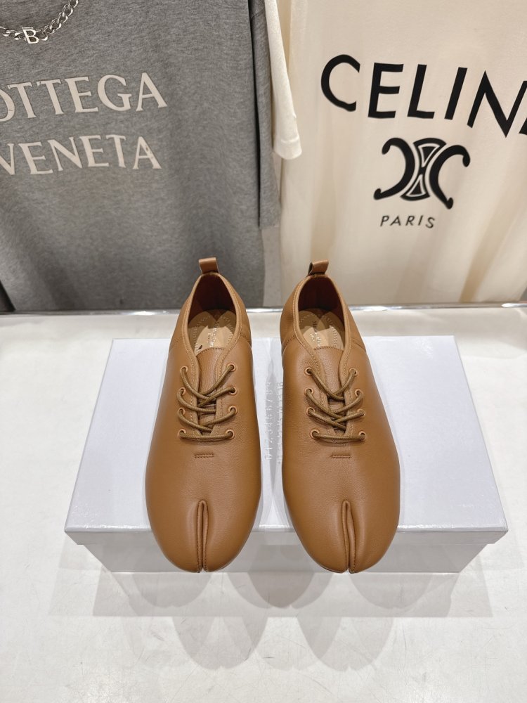 Туфли на шнуровке с раздвоенным носком